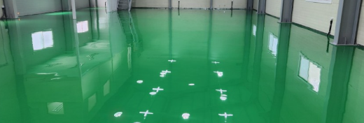 에폭시 바닥시공 a green water with white crosses